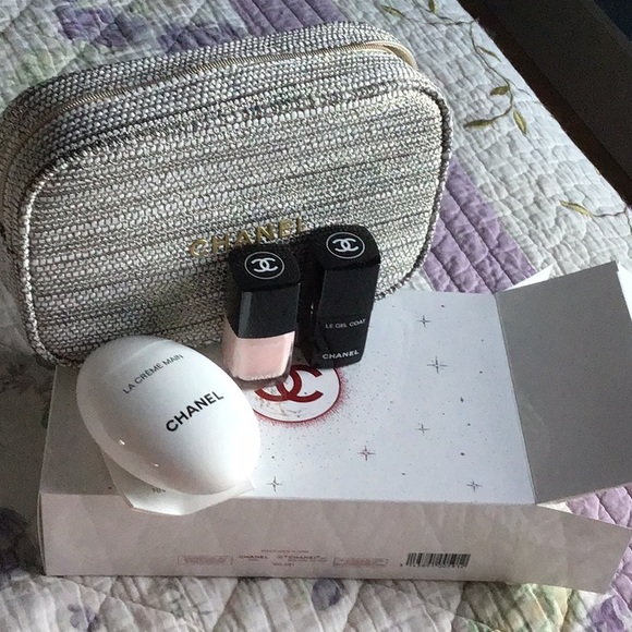 Chanel Holidays Stay Polished Nail Set Hand Cream + Top Coat + Nail Polish New - Picture 2 of 8
